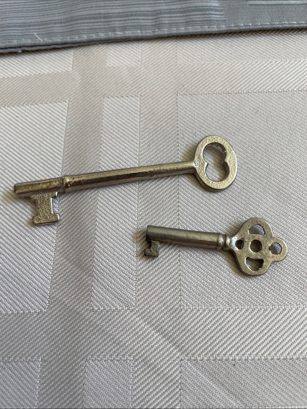 Antique-Style Decorative Skeleton Keys - Silver Finish